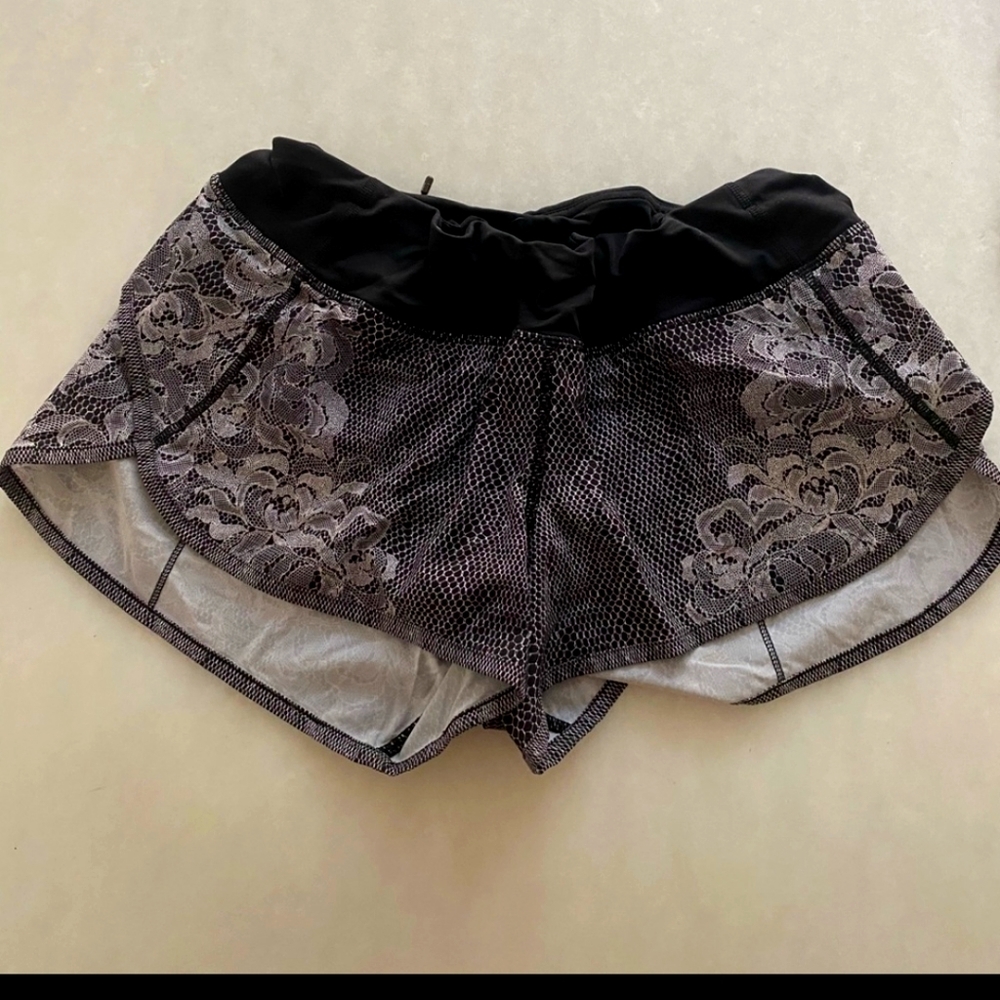 LULULEMON Speed shorts black floral design